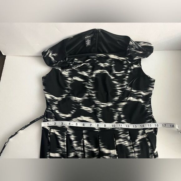 ALFANI Women’s abstract pleated Dress Size M with belt at the waist Round Neck - Picture 12 of 12